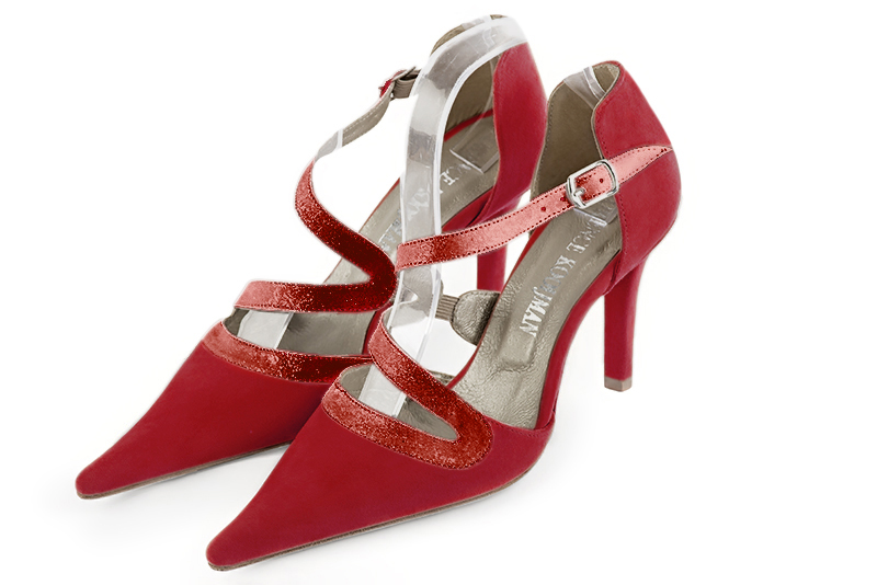 Chaussure femme a brides rouge carmin Chaussure cotes ouverts bride serpent Bout pointu. Talon haut fin. Modele Krizia Venise